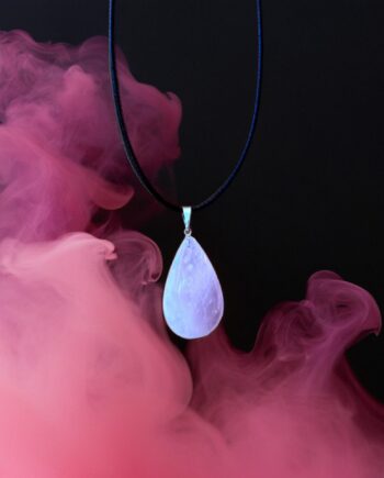 Roosa kvartsi tilgakujuline kaelaehe