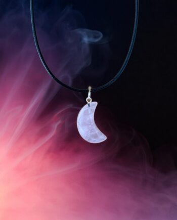 Kuu kujuline roosa kvarts