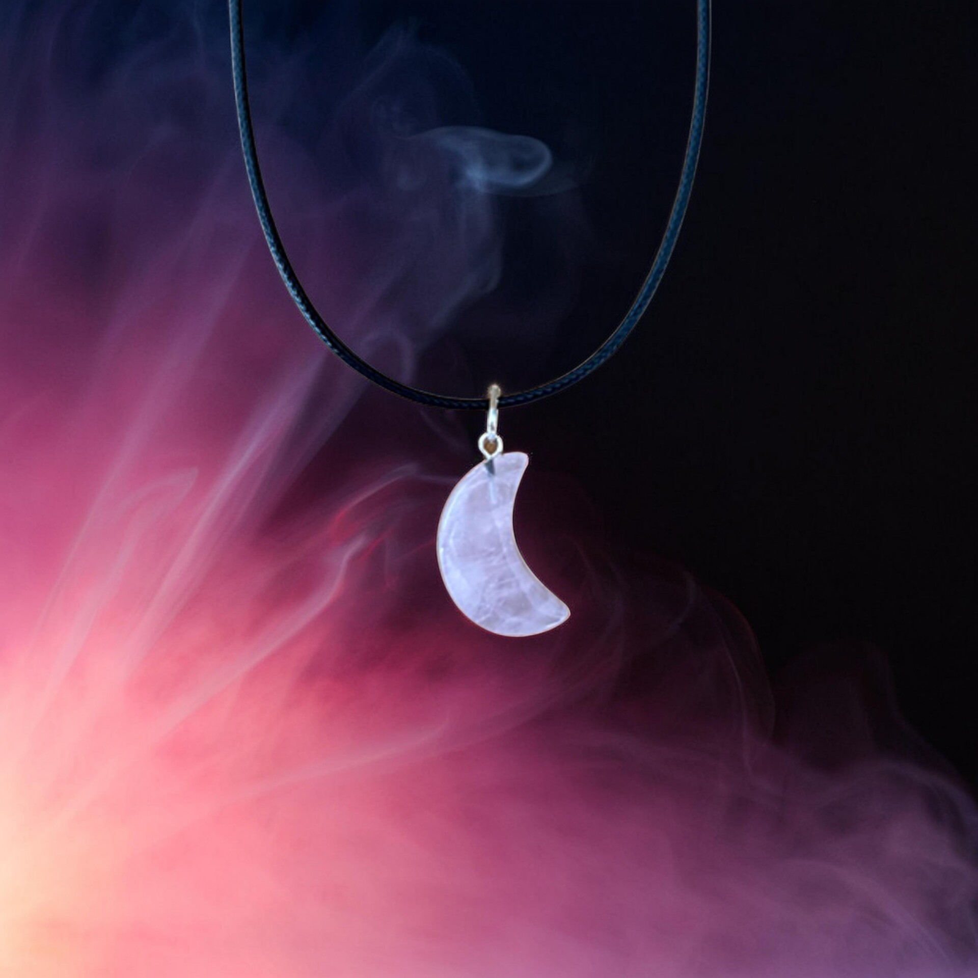 Kuu kujuline roosa kvarts